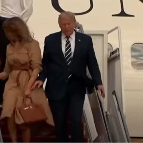 Nέο άκυρο από τη Melania στον Trump | Το στιγμιότυπο που κάνει τον γύρο του διαδικτύου (vid)