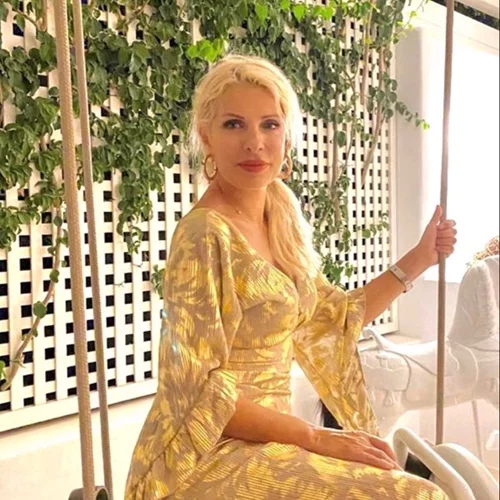 Ελένη Μενεγάκη | Η νέα φωτογραφία από τη Νάξο με κίτρινο maxi φόρεμα που μόλις ανέβασε