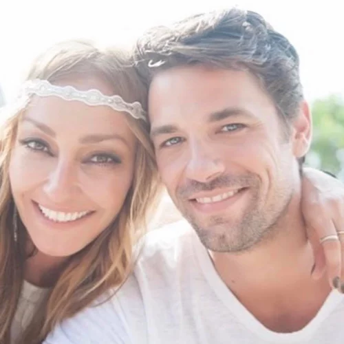 Ρούλα Ρέβη | Φωτογραφίζει γυμνό τον Αποστόλη Τότσικα στην παραλία