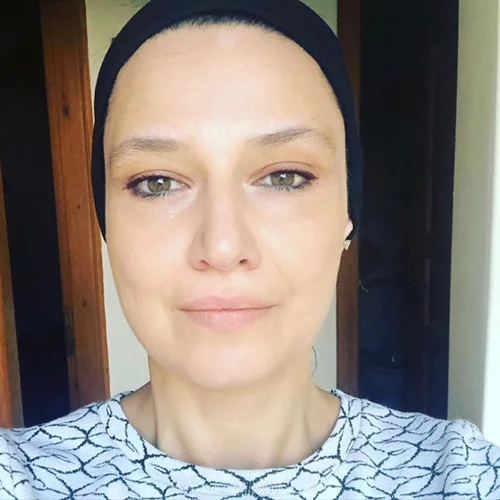 Αθηναΐς Νέγκα | Ποζάρει χωρίς μακιγιάζ και με «μαύρους κύκλους» στο μπαλκόνι του σπιτιού της (pics)