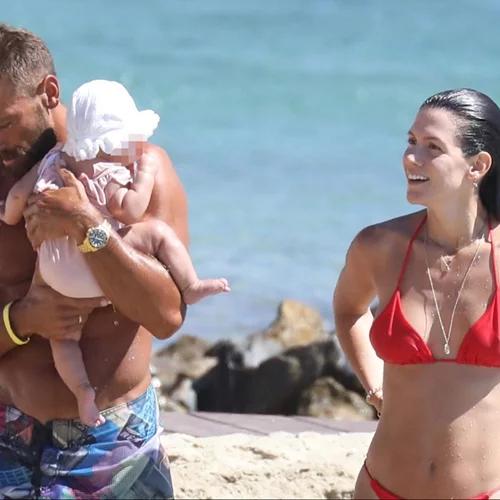Νίκη Θωμοπούλου | Το κόκκινο μπικίνι που φόρεσε στη θάλασσα με τον Γιάννη Μαρακάκη και τη νεογέννητη κόρη τους