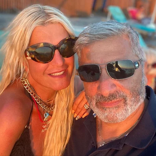 «Μένουμε Αττική» | Το μήνυμα του Γιώργου και της Μαρίνας Πατούλη από παραλία της Αττικής