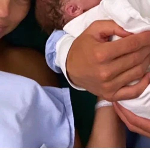 Για τρίτη φορά μπαμπάς γνωστός Έλληνας | Η φωτογραφία από το μαιευτήριο