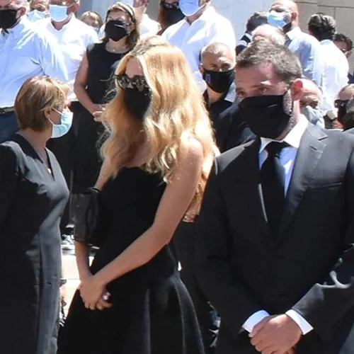 Συντετριμμένη η Δούκισσα Νομικού στην κηδεία του πεθερού της, Σάββα Θεοδωρίδη