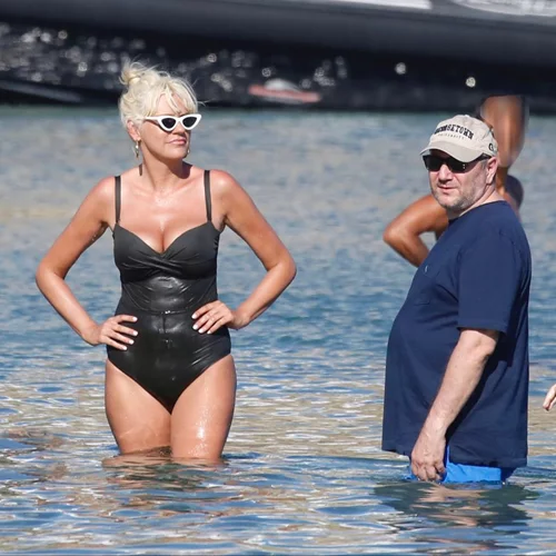 Σάσα Σταμάτη | Με λευκό ψηλόμεσο μαγιό σε παραλία της Μυκόνου με τον Παύλο Βαρδινογιάννη