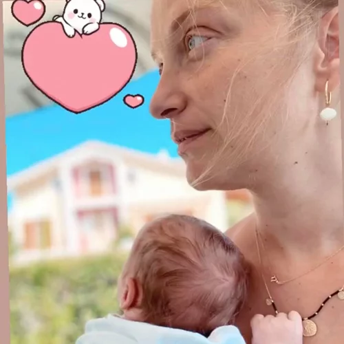 Η Λένα Δροσάκη δημοσίευσε για πρώτη φορά φωτογραφία αγκαλιά με τον ενός μηνός γιο της