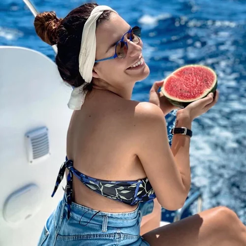 Νικολέττα Ράλλη | Η φωτογραφία με mini τζιν σορτσάκι και το άλμπουμ των πρώτων διακοπών με την κόρη της