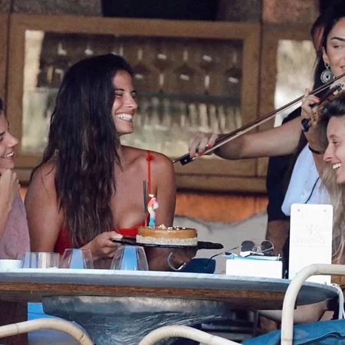 Χριστίνα Μπόμπα | Το πάρτι γενεθλίων στη Μύκονο και το κόκκινο μπικίνι που φόρεσε