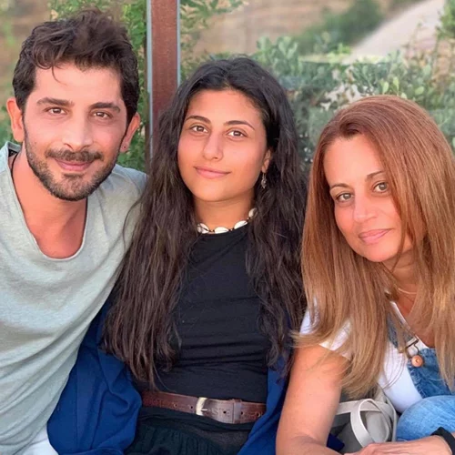 Περήφανοι γονείς | Η 18χρονη κόρη του Χρήστου Σπανού και της Μελίνας Παιονίδου πέρασε στο Πανεπιστήμιο