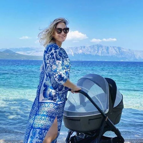 Anita Brand | Η νέα φωτογραφία από την παραλία με τον ενός μηνός γιο της