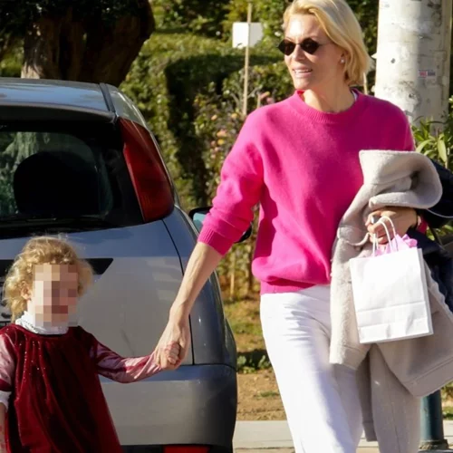 «Μητέρα και κόρη» | Η τρυφερή φωτογραφία της Βίκυς Καγιά με την κατάξανθη Μπιάνκα στη θάλασσα