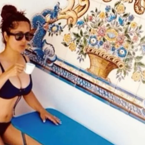 Salma Hayek | Έπινε ελληνικό καφεδάκι στην τοποθεσία Πάρος