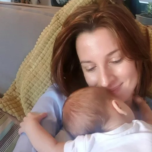 Νίκη Λυμπεράκη | Ο γιος της είναι "γαντζωμένος" στην αγκαλιά της και εκείνη λάμπει από ευτυχία