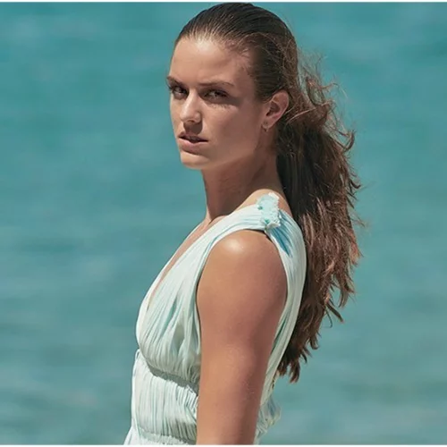 Backstage video: Η Μαρία Σάκκαρη φωτογραφίζεται με φόντο τη μαγευτική Αθηναϊκή Ριβιέρα στο ELLE Σεπτεμβρίου