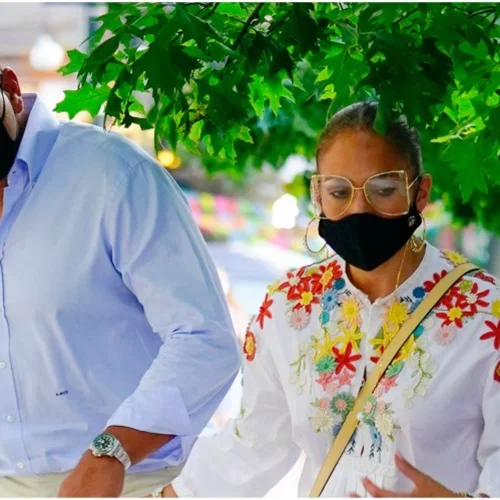 H JLo φόρεσε το πιο όμορφο καλοκαιρινό Valentino φόρεμα σε βόλτα της με τον A-Rod