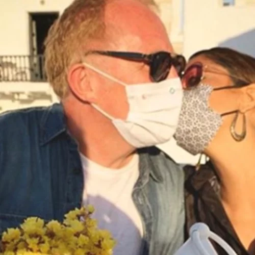 Salma Hayek | Διακοπές στην Πάρο με τον κροίσο σύζυγό της - Παντού με μάσκα (pics)