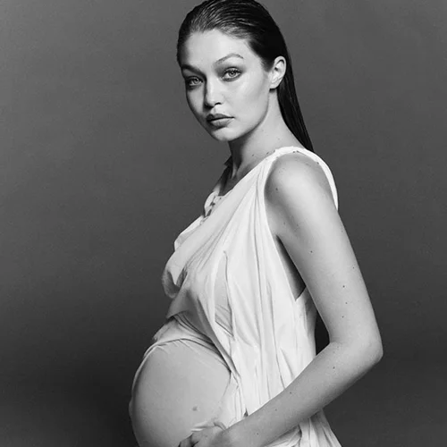 Η Gigi Hadid φωτογραφίζεται για πρώτη φορά με φουσκωμένη κοιλίτσα