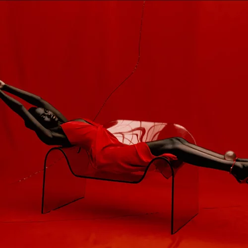 H νέα συλλογή των Zara κυκλοφόρησε | Ωδή στο πιο δυναμικό χρώμα της γκαρνταρόμπας