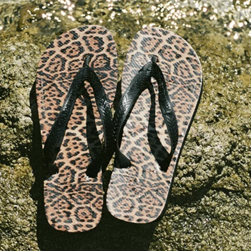 Havaianas & Saint Laurent ενώνουν τις δυνάμεις τους και το αποτέλεσμα είναι μοναδικό