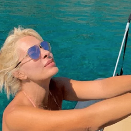 Οι κοιλιακοί της Ελένης Μενεγάκη | Ποζάρει με ροζ μπικίνι πάνω σε σκάφος (pic)