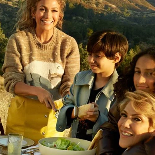 Jennifer Lopez | Με τα δίδυμα και τη μητέρα της στη νέα καμπάνια της Coach