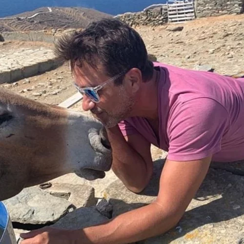 Enrique Arce | O "Arturito" του La Casa de Papel απολαμβάνει τις διακοπές του στην Ελλάδα (φωτογραφίες)