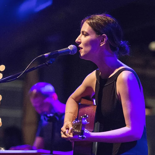 Ειρήνη Σκυλακάκη | Η ταλαντούχα τραγουδοποιός που είναι κόρη του νέου υπουργού