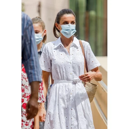 Η βασίλισσα Letizia φόρεσε τo απαραίτητο φόρεμα του φετινού καλοκαιριού