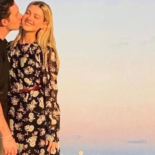 Victoria Beckham | Φωτογραφίζει τον γιο της Brooklyn και την αρραβωνιαστικιά του στην Ελλάδα