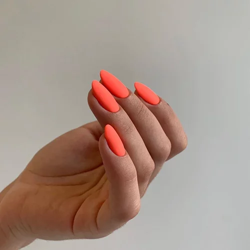 Τα χρώματα στα νύχια που αναδεικνύουν την ηλιοκαμένη επιδερμίδα