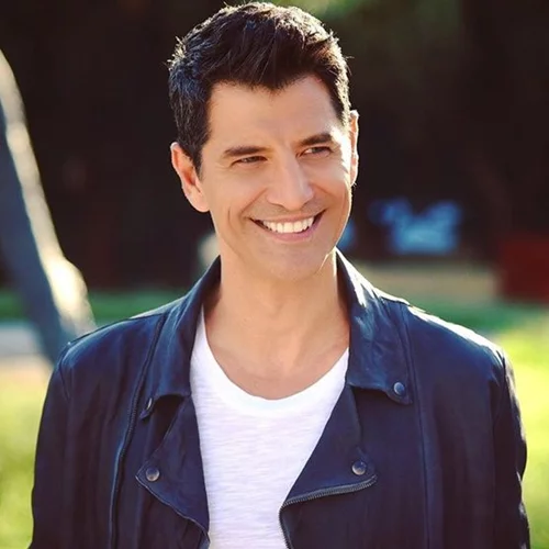 Σάκης Ρουβάς | Τραγουδάει στα καντούνια στην Κέρκυρα