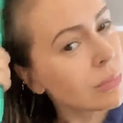 Alyssa Milano | Δείχνει πώς της πέφτουν τα μαλλιά από τον κορονοϊό - Έχει ακόμα συμπτώματα (vid)