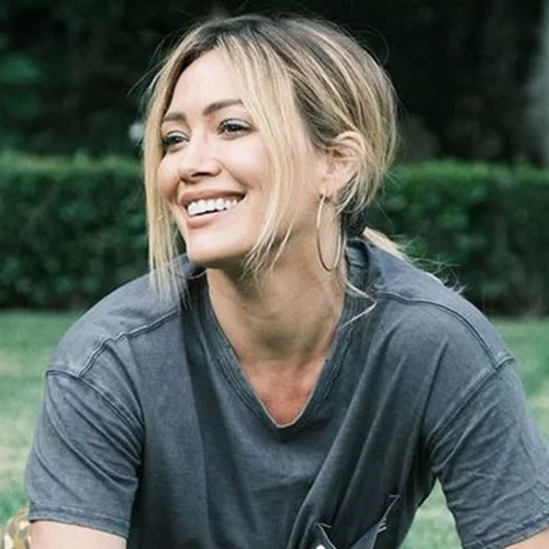 Οι γραμμωμένοι κοιλιακοί της Hilary Duff | Η διατροφή της περιλαμβάνει σοκολάτα, κρασί και ψωμί