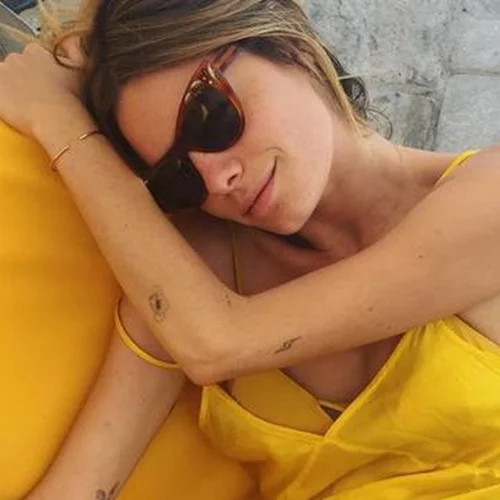 Ποια είναι η Camille Rowe, το εκθαμβωτικό super model που λατρεύει ο Τεό Νιάρχος;