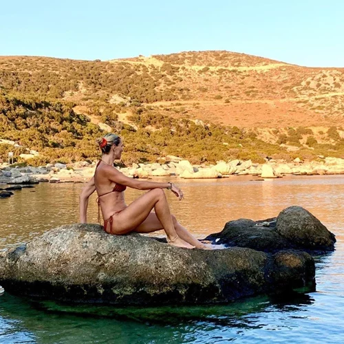 Ζέτα Δούκα | Ποζάρει χωρίς ρετούς και φίλτρα με μπικίνι και εντυπωσιάζει με τη σιλουέτα της