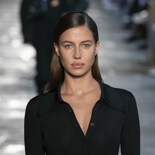 H νέα αγαπημένη του Brad Pitt σε σόου στην Εβδομάδα Μόδας του Μιλάνου