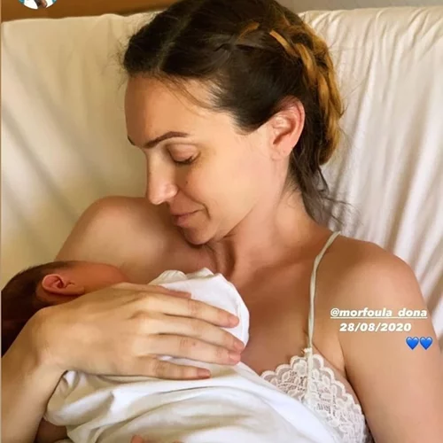 Εξιτήριο από το μαιευτήριο για την αθλήτρια, Μορφούλα Ντώνα | Το λιτό φόρεμα και το καλωσόρισμα στο σπίτι (pics)