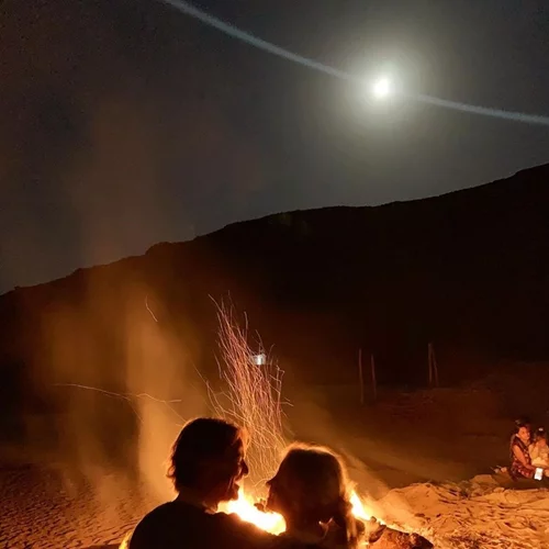 Λίγο κρασί, λίγο θάλασσα & το αγόρι της | Η Ελένη Μενεγάκη ποζάρει στην αγκαλιά του Μάκη Παντζόπουλου (pics)