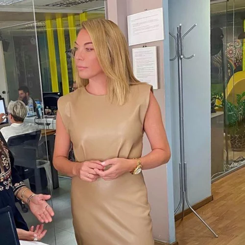 Τατιάνα Στεφανίδου | Ποζάρει πιο ξανθιά από ποτέ με mini φόρεμα - Τα δίμετρα καλλίγραμμα πόδια της και το photobombing από τον Νίκο Ευαγγελάτο