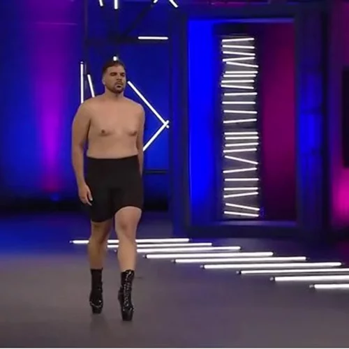 GNTM | Αυτός είναι ο υποψήφιος με τα ψηλοτάκουνα και το κολάν που τρέλανε τους κριτές - "Είσαι θεός" (vid)