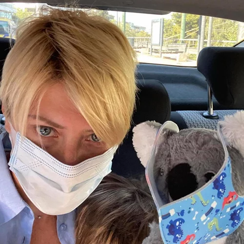 Σία Κοσιώνη | Η φωτογραφία με τον γιο της με μάσκες και το μήνυμα για την προσαρμοστικότητα των παιδιών