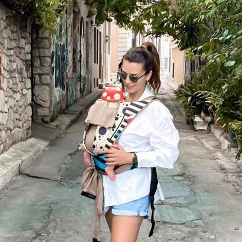 Νικολέττα Ράλλη | Η βόλτα με τη νεογέννητη κόρη της με τζιν σορτσάκι