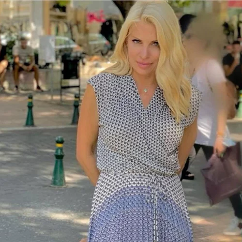 Ελένη Μενεγάκη | Απλή αλλά εντυπωσιακή με maxi φόρεμα στη βόλτα της στην Κηφισιά (pics)