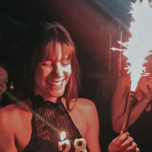 Γενέθλια για τη Νίκη Θωμοπούλου | Το πάρτι στο μαγαζί του Γιάννη Μαρακάκη, η εντυπωσιακή τούρτα και η ηλικία της