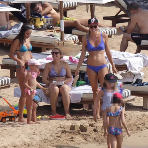 Μαριέττα Χρουσαλά | Με μοβ μπικίνι για μπάνιο με τον Λέοντα Πατίτσα και τα παιδιά τους