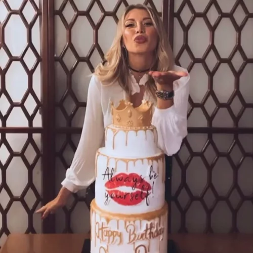 Γενέθλια για την Κωνσταντίνα Σπυροπούλου | Η τεράστια Queen Dina τούρτα, η ηλικία της και οι αναρτήσεις του Βασίλη Σταθοκωστόπουλου