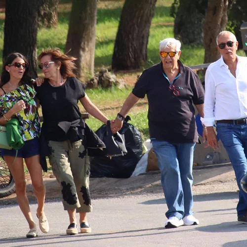 Δήμητρα Μέρμηγκα | Το casual outfit της 27χρονης στην πρόσφατη έξοδο με τον 64χρονο σύζυγό της