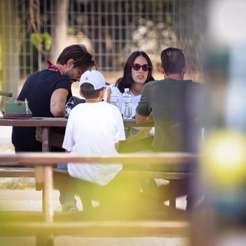 Ραφαέλα Ψαρού | Έξοδος με τον Γιώργo Καράβα με μίνι τζιν σορτσάκι