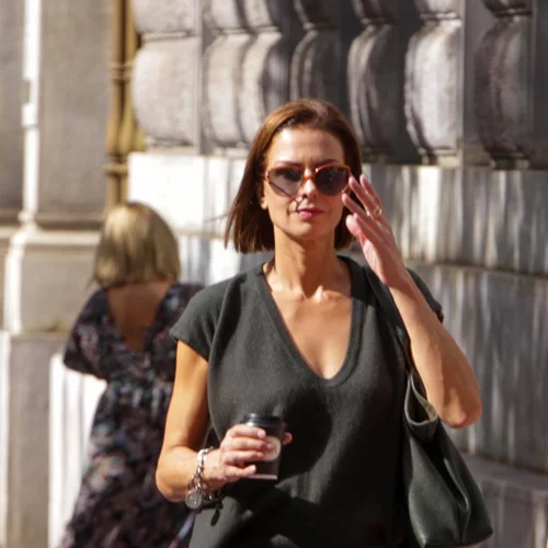 Τζίνα Αλιμόνου | Η πρώτη εμφάνιση με το νέο της κούρεμα και το casual chic outfit που επέλεξε