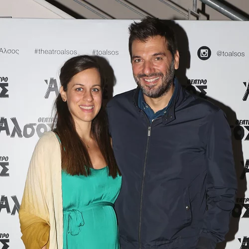 Παναγιώτης Χατζηδάκης - Χαρά Σαράντη | Θεατρική έξοδος λίγο πριν γίνουν γονείς για πρώτη φορά - Το άνετο φόρεμα της εγκυμονούσας